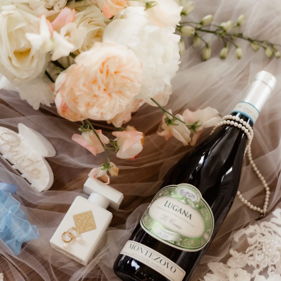 Getting-ready-Details: Brautstrauß, Schleier, Ringe und Wein
