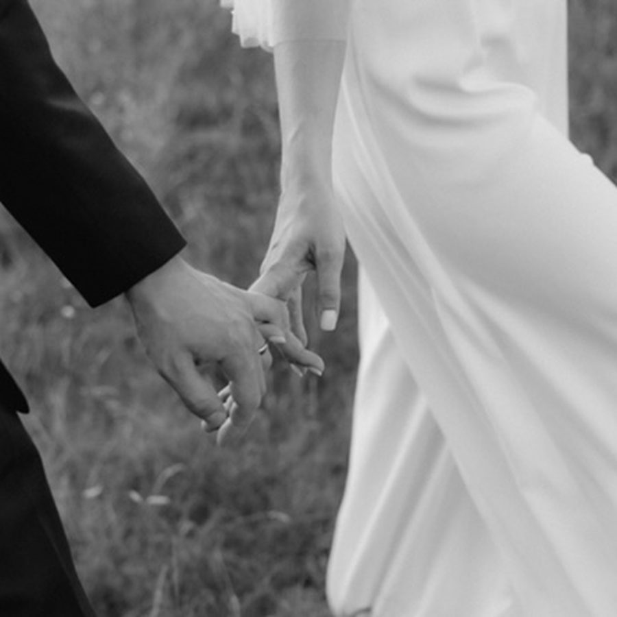 Brautpaar Hand in Hand, Schwarz-Weiß-Aufnahme