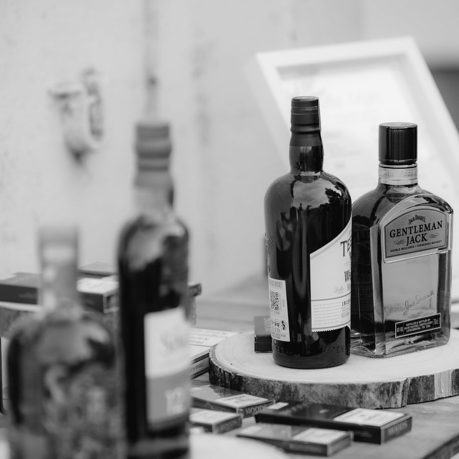 Bar-Setup mit Spirituosen auf Holzscheiben