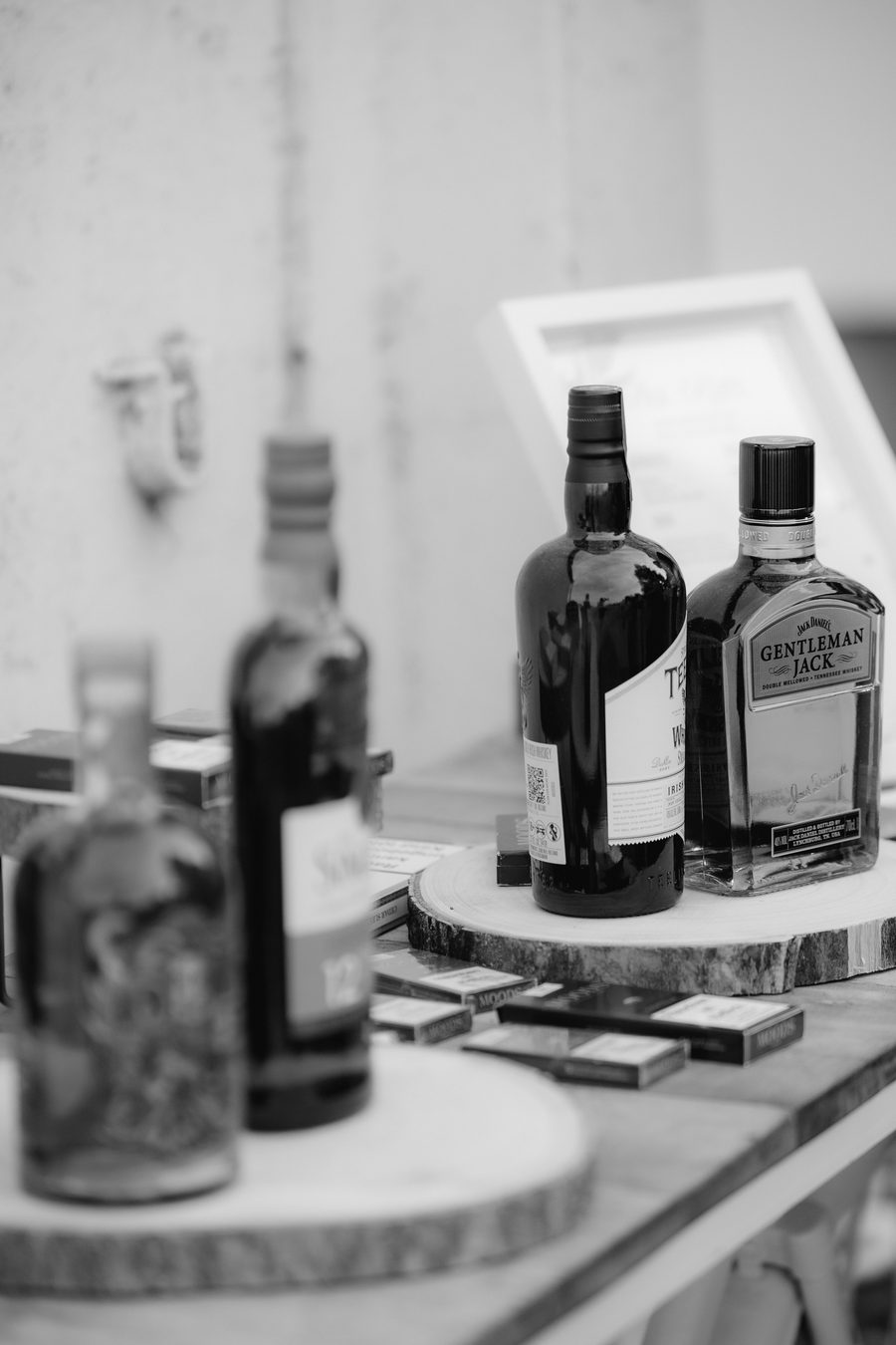 Individuelle Whisky-Bar als Detail einer Hochzeitsfeier