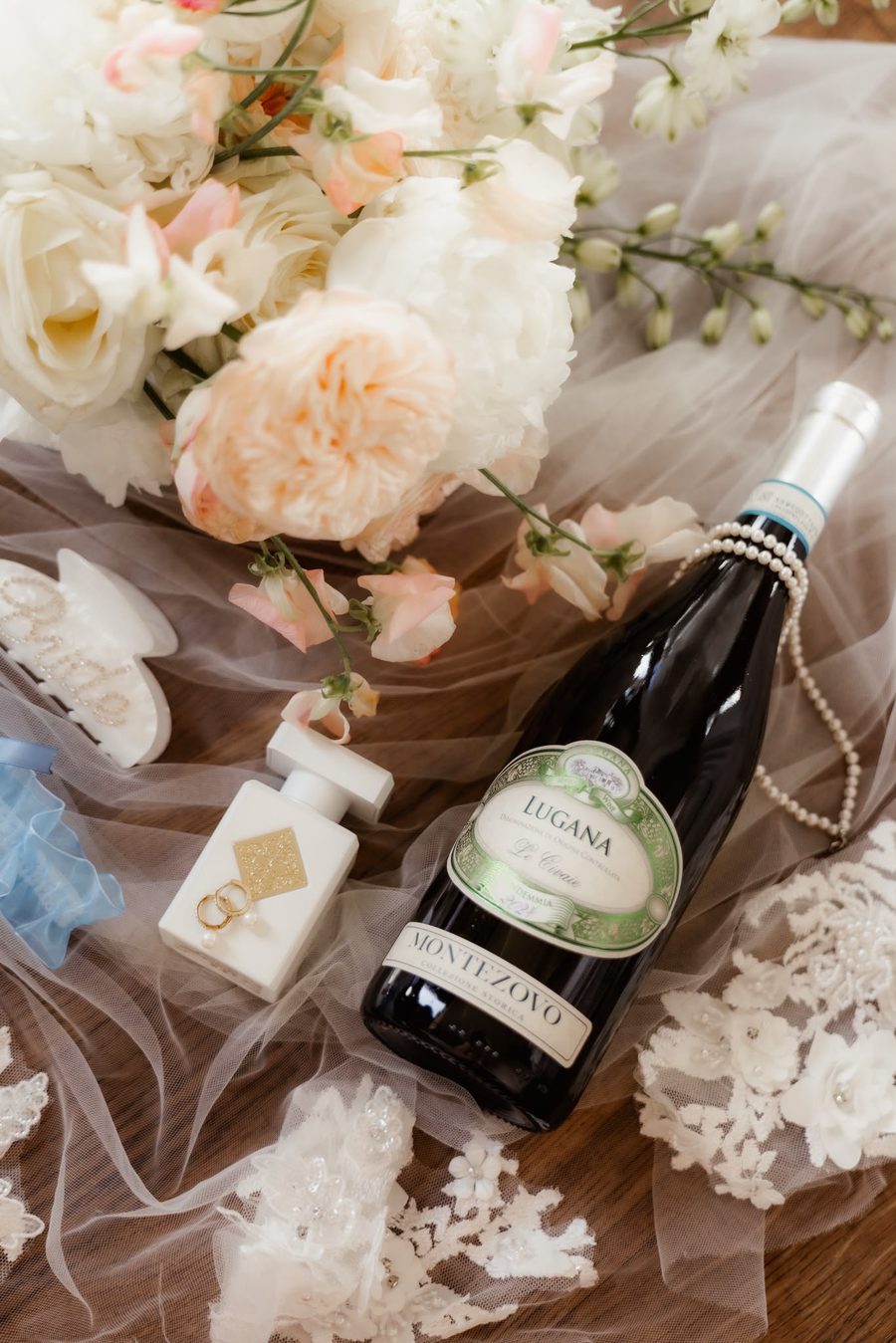 Getting-ready-Details: Brautstrauß, Schleier, Parfum und Wein